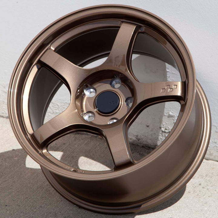 Circuit CSF5 Gloss bronze alloy wheel rim with five-spoke design and center cap
